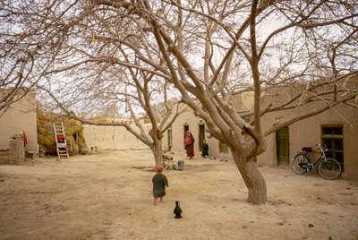 Donne e bambini del villaggio turcomanno chiamato Berzeed da Thomas J. Abercrombie