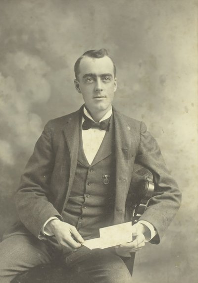 Ritratto senza titolo di uomo seduto, 1880-1899 da Thompson Studio
