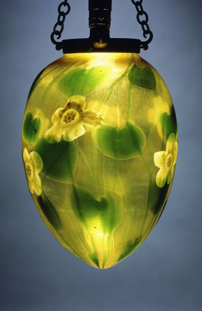Lanterna appesa, decorata con foglie verdi e viti e fiori iridescenti gialli da Tiffany Studios