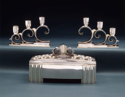 Un centrotavola espositivo di Tiffany & Co. e due candelabri a tre luci, realizzati per la Fiera Mondiale del 1939, c.1939 da Tiffany and Company