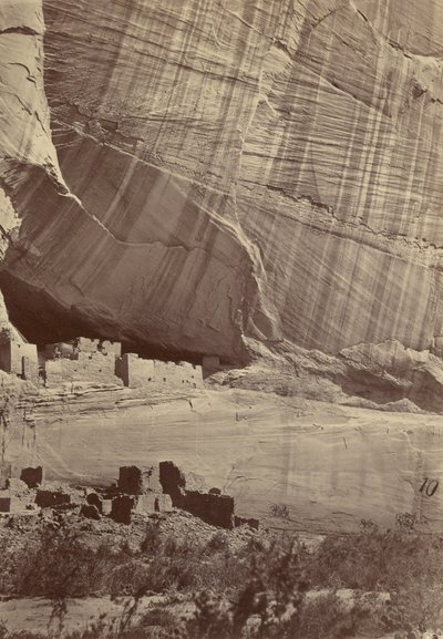 Antiche Rovine nel Canyon de Chelly, Nuovo Messico da Timothy H. OSullivan
