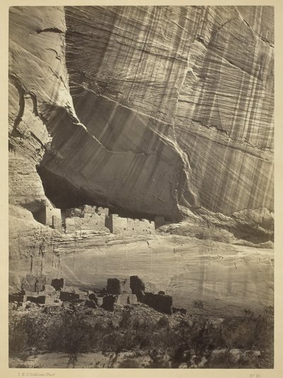Rovine antiche nel Canyon de Chelly, N.M., in una nicchia 50 piedi sopra il letto attuale del Canyon, 1873 da Timothy OSullivan