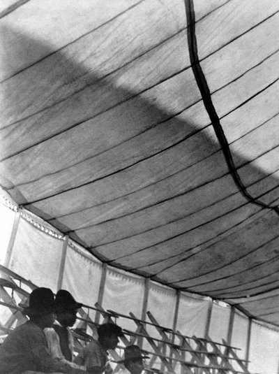Tenda del circo (Gran Circo Ruso), Città del Messico, 1924 da Tina Modotti