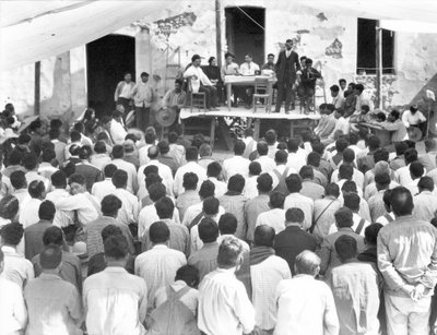 Incontro dei campesinos: Al tavolo Xavier Guerrero e Julio Antonio Mella, Jalapa, Messico, 1927 da Tina Modotti