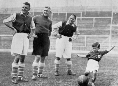 Il giovane Tony Hapgood mostra le sue abilità a Highbury, Londra, c1933-c19375 da Topical Press Agency