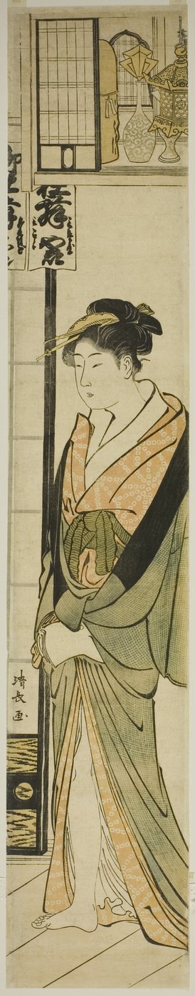 Cortigiana in piedi sotto una mensola per talismani da Torii Kiyonaga
