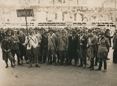 Album "MVSN- Camicie Nere": Cacciatori di Frosinone, armati di fucile, con due ufficiali della Milizia Forestale a Napoli (foto b/n) da Troncone Troncone