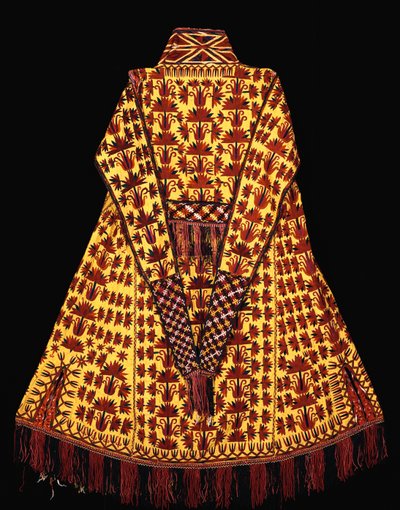 Un abito cerimoniale da donna sposata in seta gialla con colonne di tulipani e garofani stilizzati da Turkish School