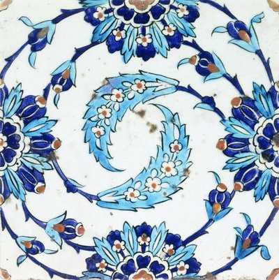 Piastrella di ceramica di Iznik, con un motivo floreale a spirale, inizio XVII secolo da Turkish School