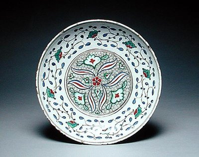 Piatto decorato con fiori stilizzati, Isnik, fine XVI secolo da Turkish School