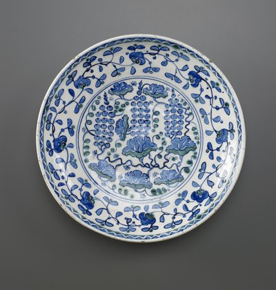 Piatto con disegno di uva, Iznik, dinastia ottomana da Turkish School