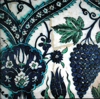 Piastrella di Isnik con fiori e un grappolo d