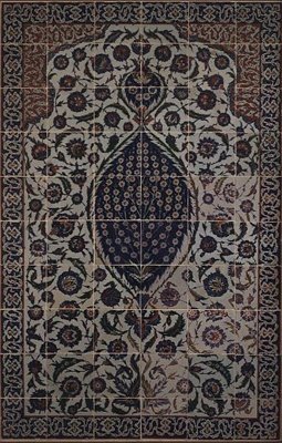 Pannello di piastrelle con motivo a nuvola tchi che circonda un motivo centrale di un cespuglio di rose selvatiche, dall