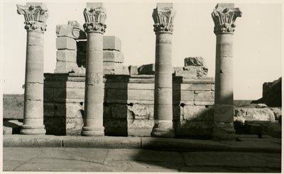 Colonnato del ninfeo romano, Dendera, Egitto, fotografia di Ugo Monneret de Villard da Ugo Monneret de Villard