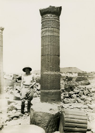 Colonna con rilievi decorativi, rovine del tempio nel Grande Recinto, Musawwarat es Sufra, Sudan, fotografia di Ugo Monneret de Villard da Ugo Monneret de Villard