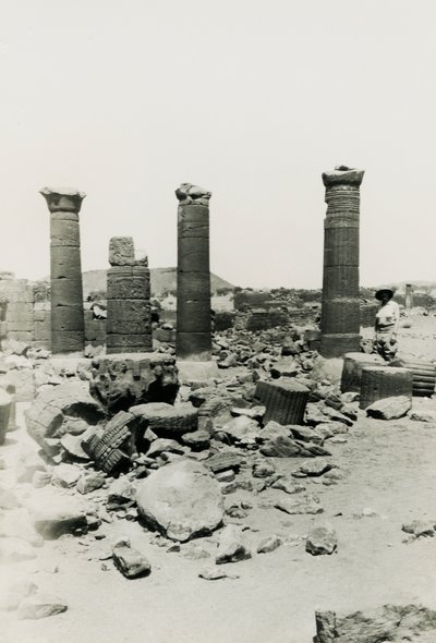 Colonne e rovine del tempio nel Grande Recinto, Musawwarat es Sufra, Sudan, fotografia di Ugo Monneret de Villard da Ugo Monneret de Villard