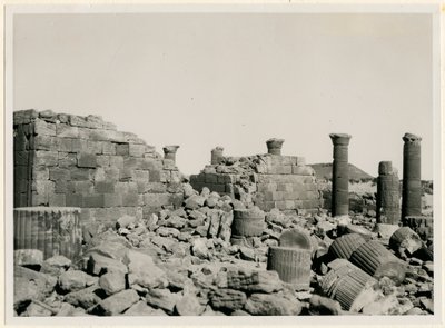 Grande recinto, vista delle mura e delle colonne del Grande Tempio, Musawwarat es Sufra, Sudan, fotografia di Ugo Monneret de Villard da Ugo Monneret de Villard