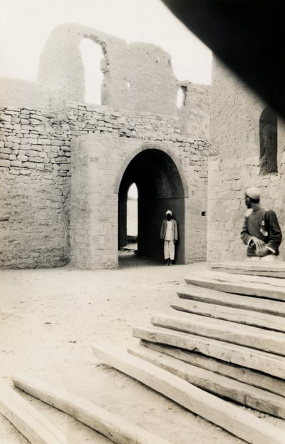 Interno della porta orientale e della torre, Monastero di San Simeone, Assuan, Egitto, fotografia di Ugo Monneret de Villard da Ugo Monneret de Villard