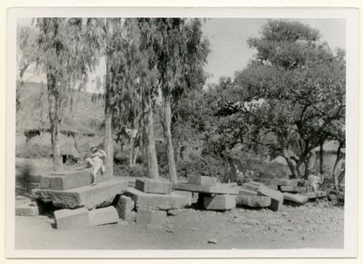 Resti di piattaforme di pietra, note anche come Troni del Re, Axum, Etiopia, fotografia di Ugo Monneret de Villard da Ugo Monneret de Villard