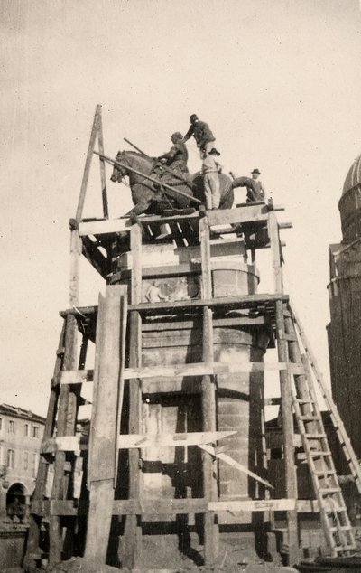 Il monumento equestre "Gattamelata" in restauro a Padova durante la Prima Guerra Mondiale da Ugo Ojetti