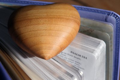 Cuore di legno intagliato su una Bibbia da Unbekannt