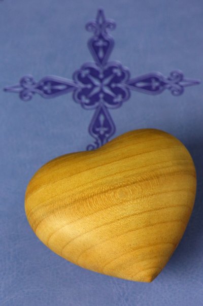 Cuore di legno intagliato su una Bibbia da Unbekannt