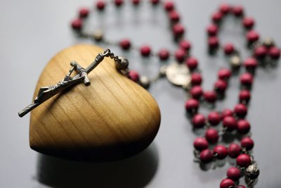 Rosario su un cuore di legno intagliato da Unbekannt