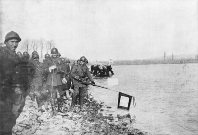 La 2ª divisione marocchina bagna le sue bandiere nel Reno, Huningue, Alsazia, Francia, 21 novembre 1918 da Unbekannt