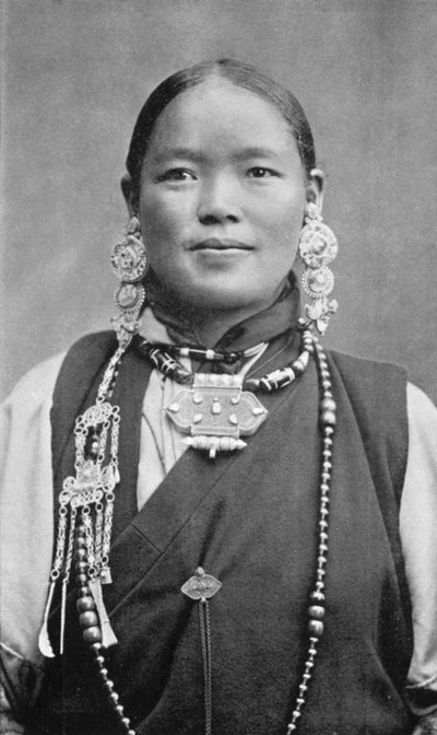 Una donna Bhutia, c1910 da Unbekannt