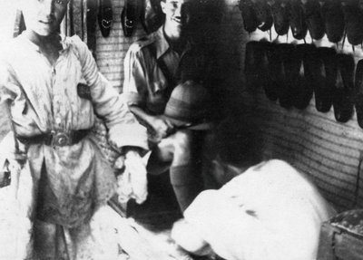 Un ufficiale britannico in un negozio di scarpe, Baghdad, Mesopotamia, Prima Guerra Mondiale da Unbekannt