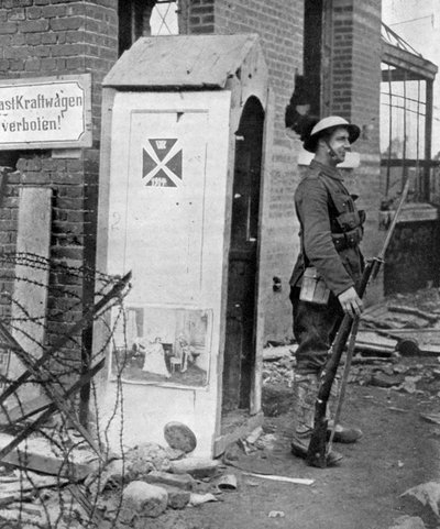 Un soldato britannico di guardia dopo la caduta di Peronne, Francia, Prima Guerra Mondiale da Unbekannt