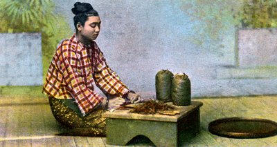 Una donna birmana che fa sigari, c1900s da Unbekannt