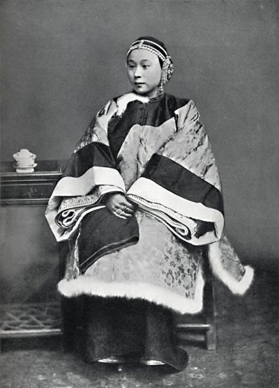 Una signora cinese di alto rango in costume completo, 1902 da Unbekannt