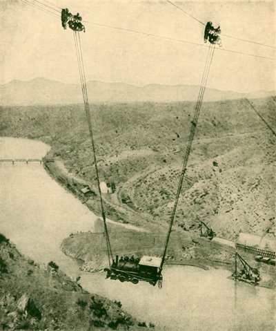 Un motore di un appaltatore che viene trasportato attraverso un canyon, Rio Grande, New Mexico da Unbekannt