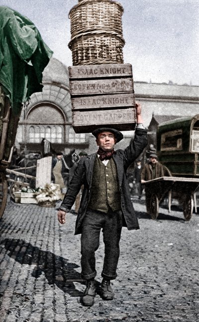 Un facchino del mercato di Covent Garden, Londra, c1922 da Unbekannt