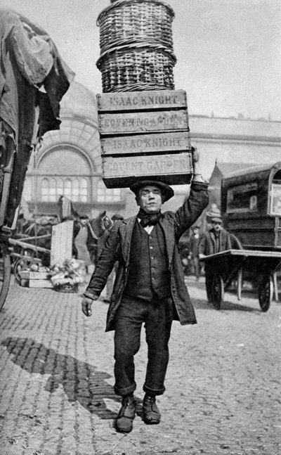 Un facchino del mercato di Covent Garden, Londra, c1922 da Unbekannt