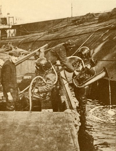 Un subacqueo con eufonio e spade dal Kaiser tedesco affondato a Scapa, c1930 da Unbekannt