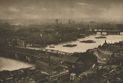 Un ultimo sguardo alla meravigliosa Londra dalla croce sulla cupola di San Paolo, c1935 da Unbekannt