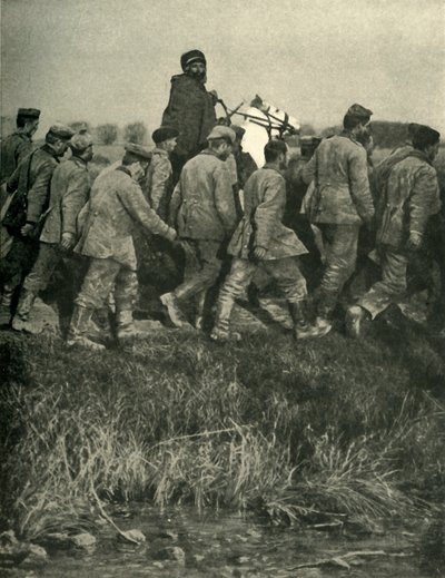 Un soldato nordafricano francese con prigionieri di guerra, Prima Guerra Mondiale da Unbekannt