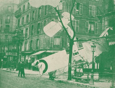 Un aeroplano francese scende in una strada di Parigi, c1917 1919 da Unbekannt