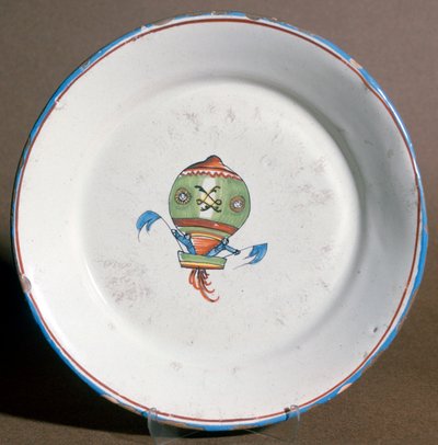 Un piatto di faience francese con aeronauti con bandiere, 1785 da Unbekannt