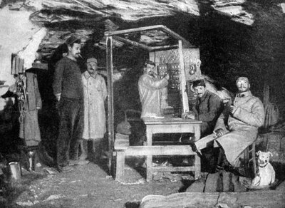 Un palo telefonico francese in una grotta, Francia, Prima Guerra Mondiale, 1915 da Unbekannt