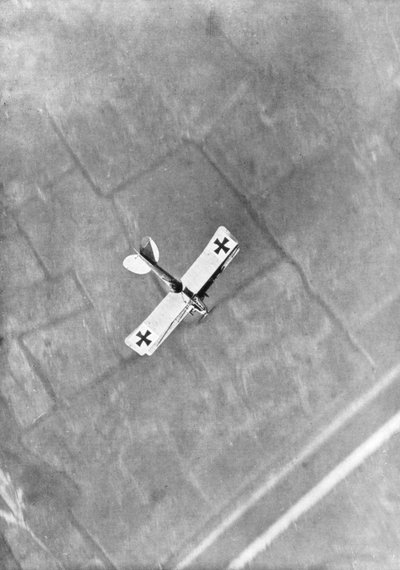 Un aereo Aviatik tedesco fotografato in volo da un aviatore belga, Ypres, Belgio, 1916 da Unbekannt