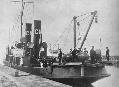 Un posamine tedesco che lascia il porto con le sue mine pronte sul ponte, 1914 da Unbekannt