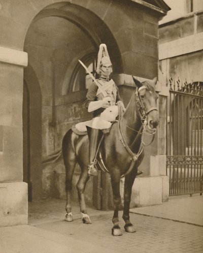 Una statua vivente a Whitehall: La sentinella dei Lifeguards, c1935 da Unbekannt