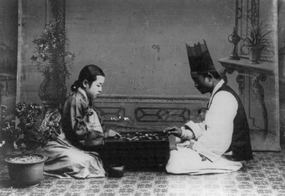 Un uomo e una donna che giocano a Baduk o 