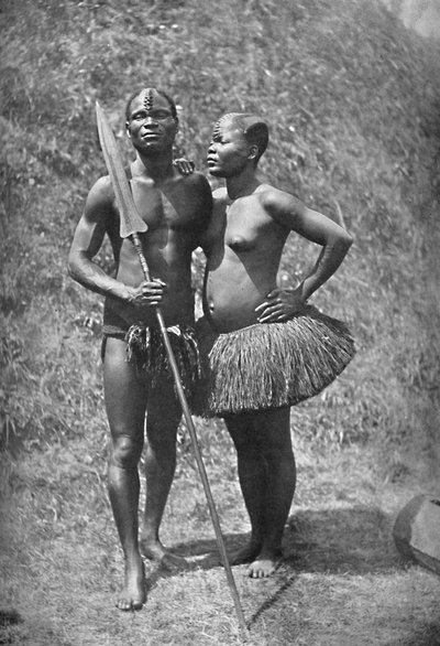 Un guerriero Mulolo del Congo e sua moglie dalle regioni centrali del Congo, 1902 da Unbekannt