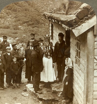 Una sposa e uno sposo di Nordfjord con ospiti e genitori alla porta di casa, Brigsdal, Norvegia, c1905 da Unbekannt