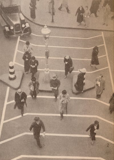 Una corsia di sicurezza di fronte alla stazione di Charing Cross, c1934, 1935 da Unbekannt