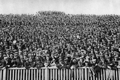 Folla di calcio invernale di sabato, Londra, 1926-1927 da Unbekannt